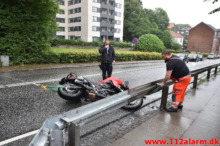 Væltet en motorcyklist. Jellingvej i Vejle. 04/07-2020. Kl. 10:06.