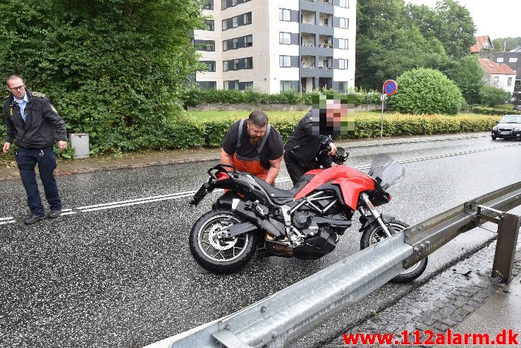 Væltet en motorcyklist. Jellingvej i Vejle. 04/07-2020. Kl. 10:06.