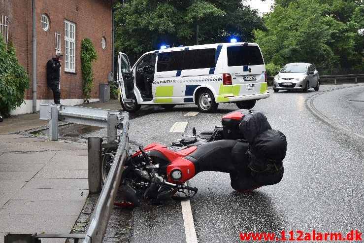 Væltet en motorcyklist. Jellingvej i Vejle. 04/07-2020. Kl. 10:06.