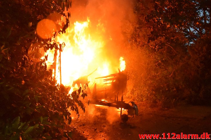 Brand i Campingvogn. Fårupled i Jelling. 04/07-2020. Kl. 22:14.