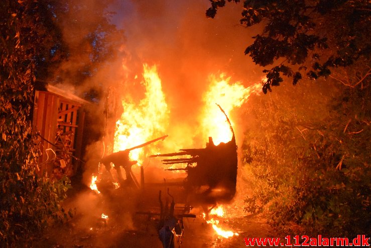 Brand i Campingvogn. Fårupled i Jelling. 04/07-2020. Kl. 22:14.