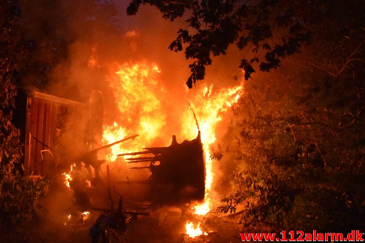 Brand i Campingvogn. Fårupled i Jelling. 04/07-2020. Kl. 22:14.