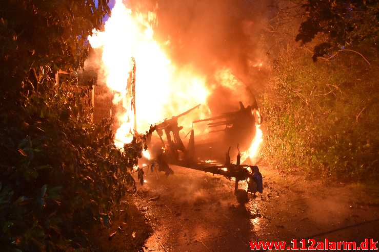 Brand i Campingvogn. Fårupled i Jelling. 04/07-2020. Kl. 22:14.