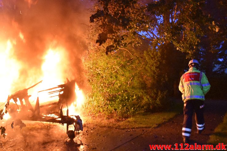 Brand i Campingvogn. Fårupled i Jelling. 04/07-2020. Kl. 22:14.