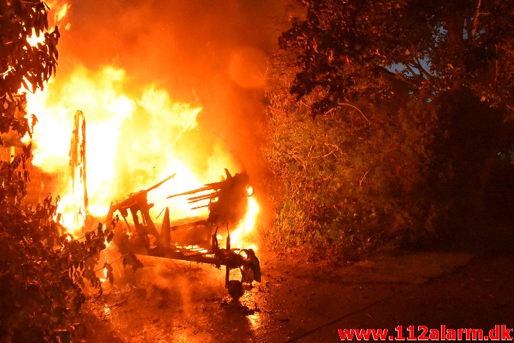 Brand i Campingvogn. Fårupled i Jelling. 04/07-2020. Kl. 22:14.