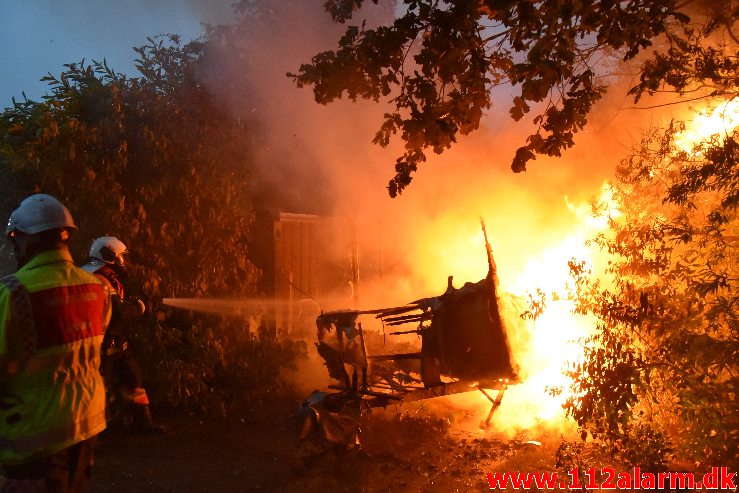 Brand i Campingvogn. Fårupled i Jelling. 04/07-2020. Kl. 22:14.