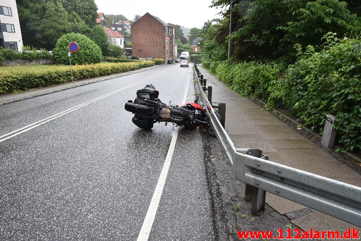 Væltet en motorcyklist. Jellingvej i Vejle. 04/07-2020. Kl. 10:06.