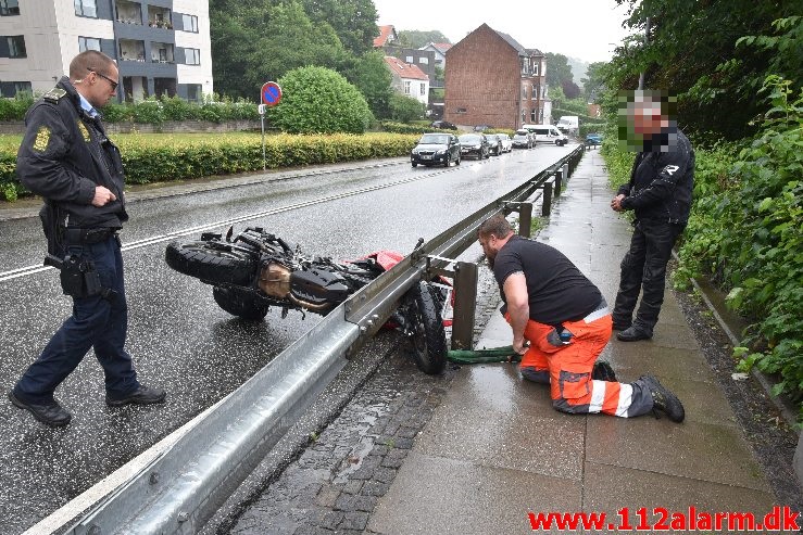 Væltet en motorcyklist. Jellingvej i Vejle. 04/07-2020. Kl. 10:06.