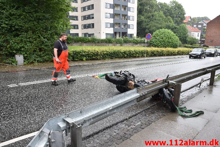 Væltet en motorcyklist. Jellingvej i Vejle. 04/07-2020. Kl. 10:06.