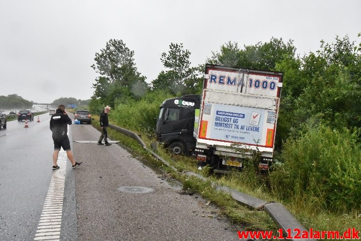 Rema 1000 kørte af motorvejen. Motorvejen E45 lige nord for DTC. 05/07-2020. Kl. 09:44.