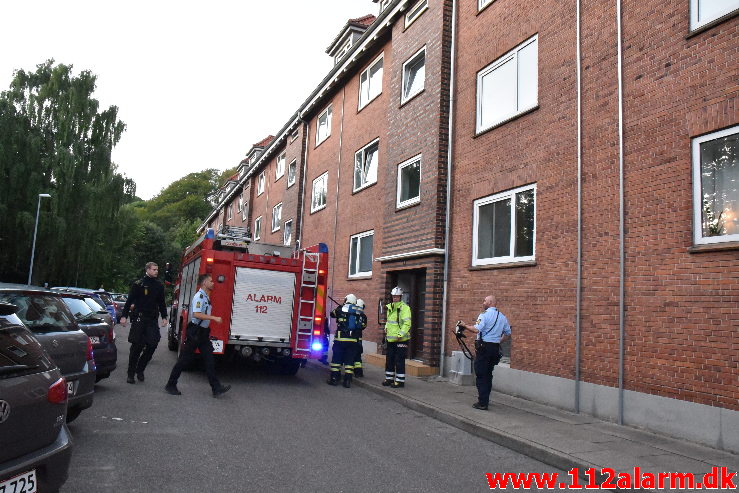 Mand blev reddet ud af brændende lejlighed. Ved Skraaningen 9 i Vejle. 09/07-2020. Kl. 21:37.