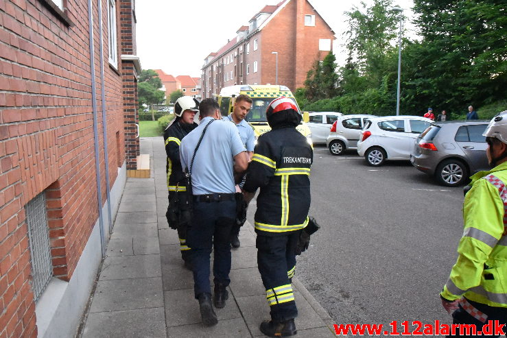 Mand blev reddet ud af brændende lejlighed. Ved Skraaningen 9 i Vejle. 09/07-2020. Kl. 21:37.