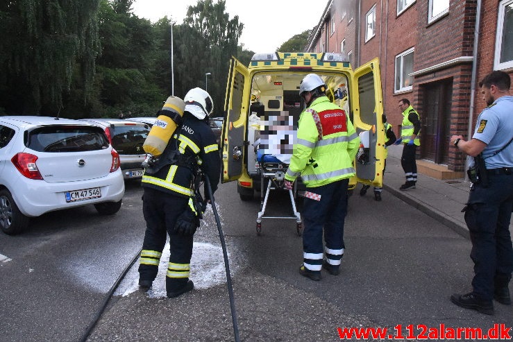 Mand blev reddet ud af brændende lejlighed. Ved Skraaningen 9 i Vejle. 09/07-2020. Kl. 21:37.