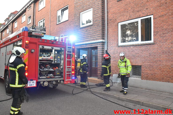 Mand blev reddet ud af brændende lejlighed. Ved Skraaningen 9 i Vejle. 09/07-2020. Kl. 21:37.