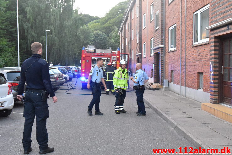 Mand blev reddet ud af brændende lejlighed. Ved Skraaningen 9 i Vejle. 09/07-2020. Kl. 21:37.