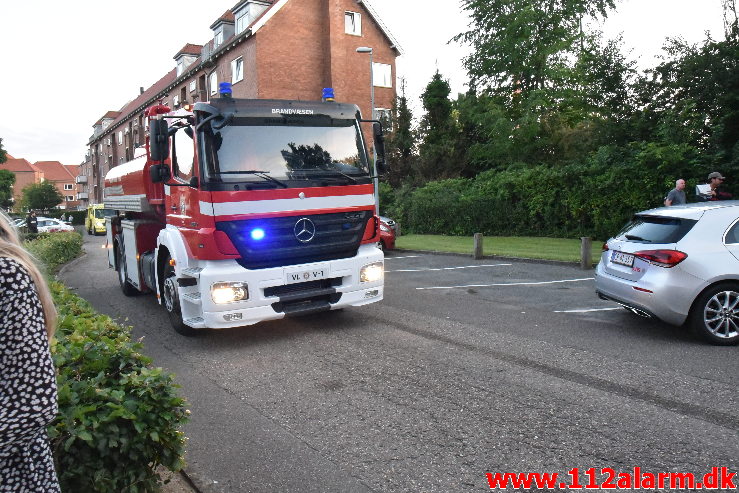 Mand blev reddet ud af brændende lejlighed. Ved Skraaningen 9 i Vejle. 09/07-2020. Kl. 21:37.