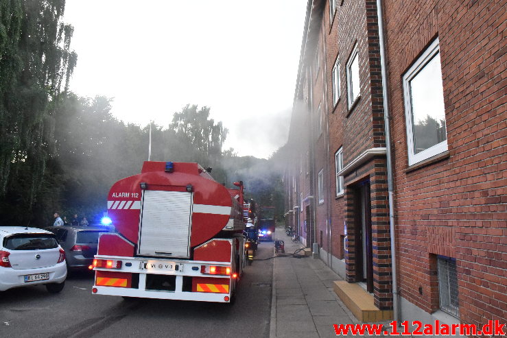 Mand blev reddet ud af brændende lejlighed. Ved Skraaningen 9 i Vejle. 09/07-2020. Kl. 21:37.