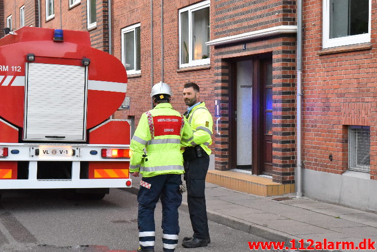 Mand blev reddet ud af brændende lejlighed. Ved Skraaningen 9 i Vejle. 09/07-2020. Kl. 21:37.