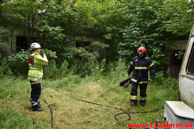 Påsat brand på ubeboet gård. Grønlandsvej i Vejle. 12/07-2020. Kl. 12:53.