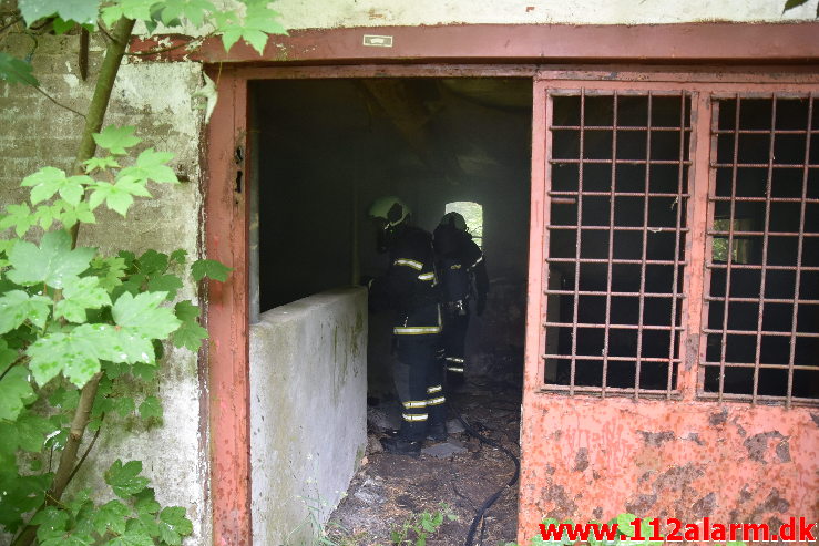 Påsat brand på ubeboet gård. Grønlandsvej i Vejle. 12/07-2020. Kl. 12:53.