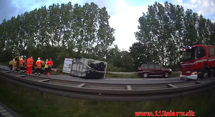 Væltet hestetrailer. E45 mellem TDC og Hedensted. 16/07-2020. Kl. 19:51.