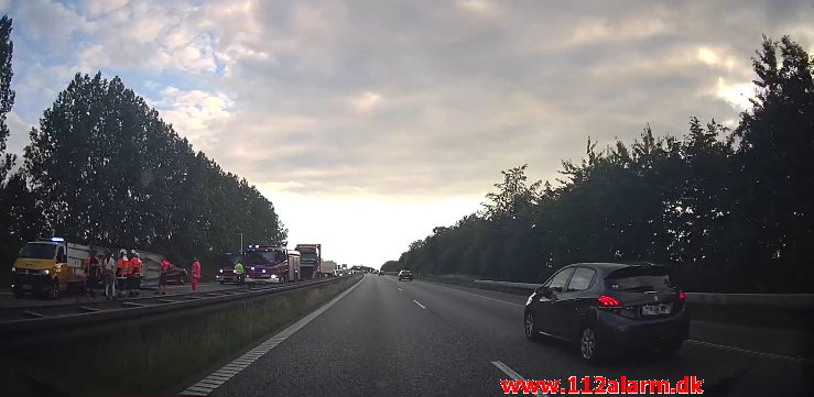 Væltet hestetrailer. E45 mellem TDC og Hedensted. 16/07-2020. Kl. 19:51.