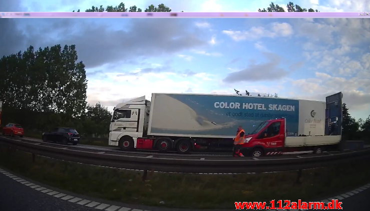 Væltet hestetrailer. E45 mellem TDC og Hedensted. 16/07-2020. Kl. 19:51.