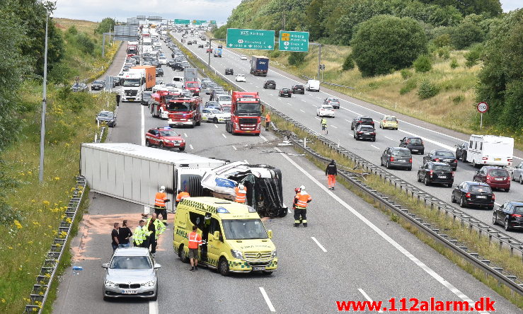 Lastbil væltet på motorvejen. ved Vejle i sydgående spor. 24/07-2020. Kl. 15:08.