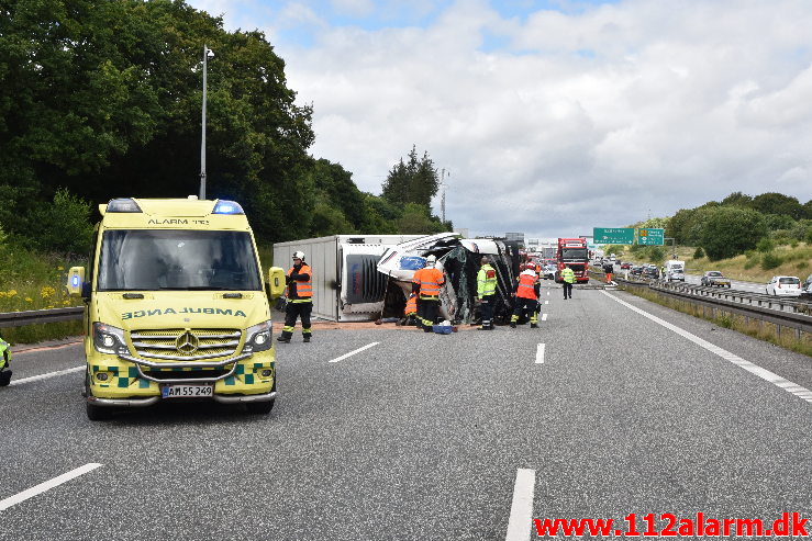 Lastbil væltet på motorvejen. ved Vejle i sydgående spor. 24/07-2020. Kl. 15:08.