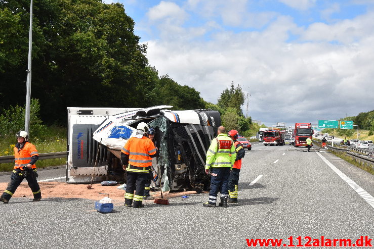 Lastbil væltet på motorvejen. ved Vejle i sydgående spor. 24/07-2020. Kl. 15:08.