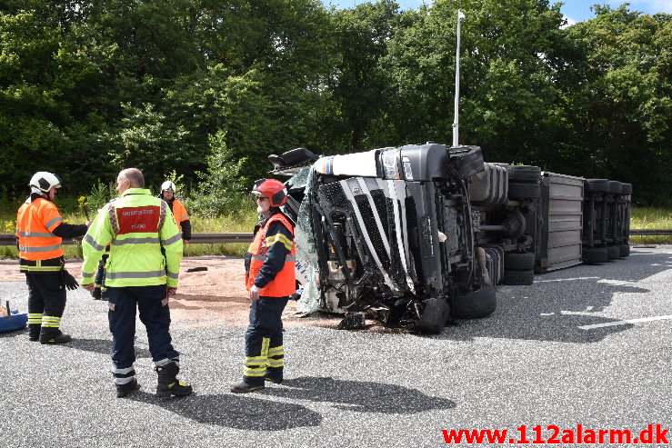 Lastbil væltet på motorvejen. ved Vejle i sydgående spor. 24/07-2020. Kl. 15:08.