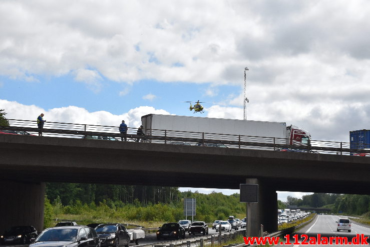 Lastbil væltet på motorvejen. ved Vejle i sydgående spor. 24/07-2020. Kl. 15:08.