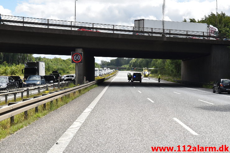 Lastbil væltet på motorvejen. ved Vejle i sydgående spor. 24/07-2020. Kl. 15:08.