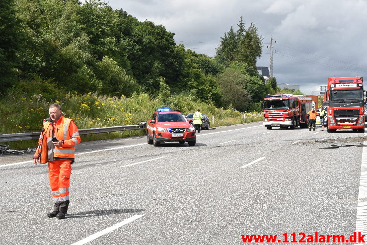 Lastbil væltet på motorvejen. ved Vejle i sydgående spor. 24/07-2020. Kl. 15:08.