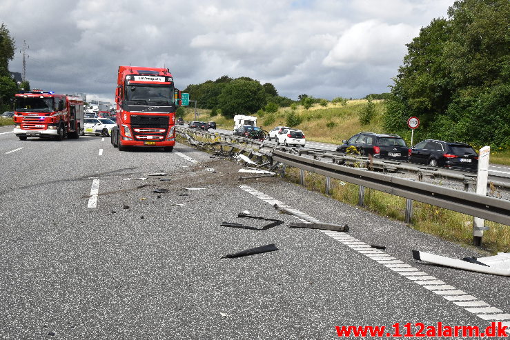 Lastbil væltet på motorvejen. ved Vejle i sydgående spor. 24/07-2020. Kl. 15:08.