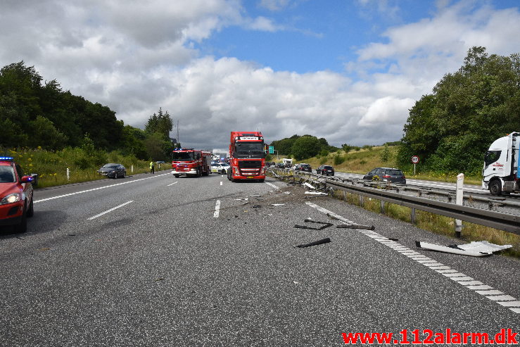 Lastbil væltet på motorvejen. ved Vejle i sydgående spor. 24/07-2020. Kl. 15:08.