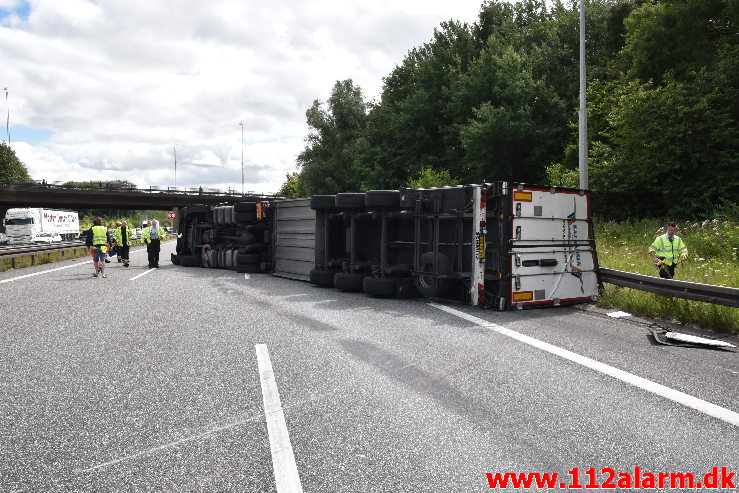 Lastbil væltet på motorvejen. ved Vejle i sydgående spor. 24/07-2020. Kl. 15:08.