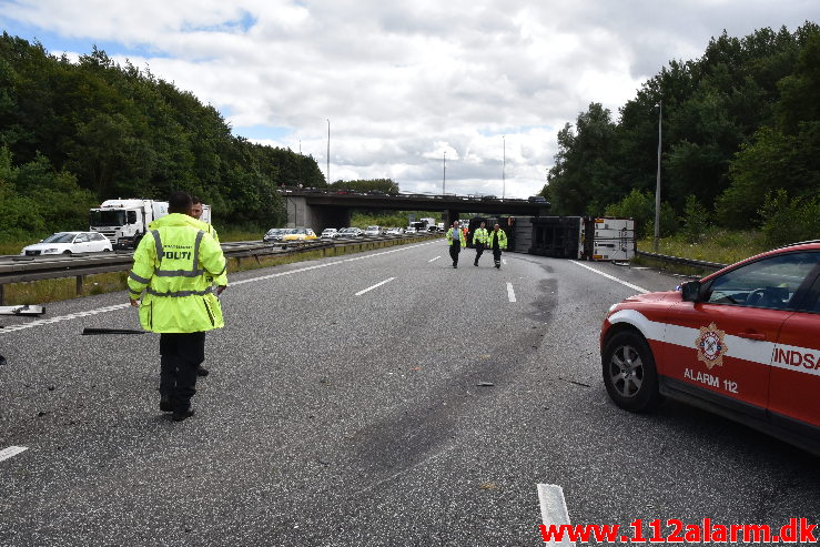 Lastbil væltet på motorvejen. ved Vejle i sydgående spor. 24/07-2020. Kl. 15:08.