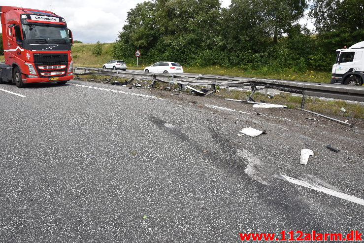 Lastbil væltet på motorvejen. ved Vejle i sydgående spor. 24/07-2020. Kl. 15:08.