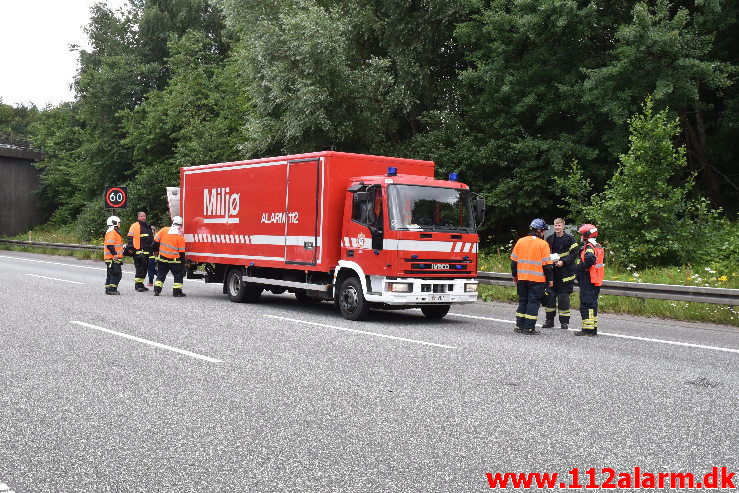 Lastbil væltet på motorvejen. ved Vejle i sydgående spor. 24/07-2020. Kl. 15:08.