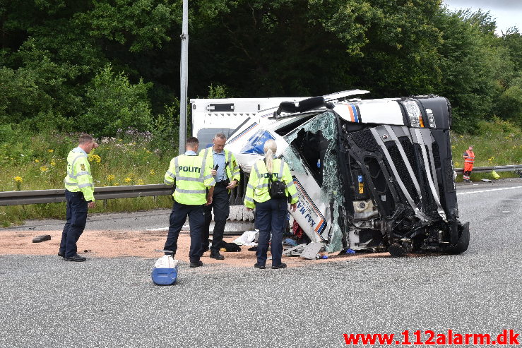 Lastbil væltet på motorvejen. ved Vejle i sydgående spor. 24/07-2020. Kl. 15:08.