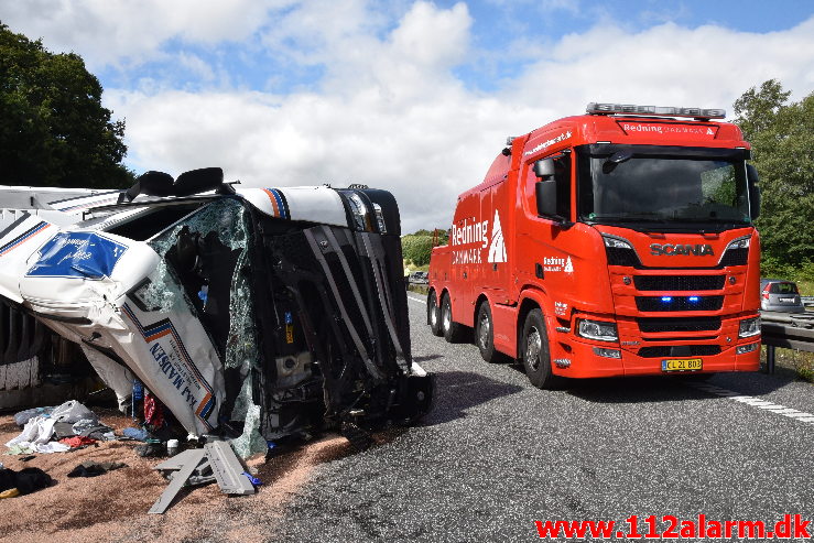 Lastbil væltet på motorvejen. ved Vejle i sydgående spor. 24/07-2020. Kl. 15:08.