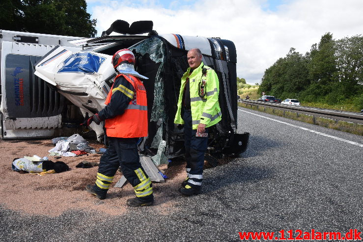 Lastbil væltet på motorvejen. ved Vejle i sydgående spor. 24/07-2020. Kl. 15:08.