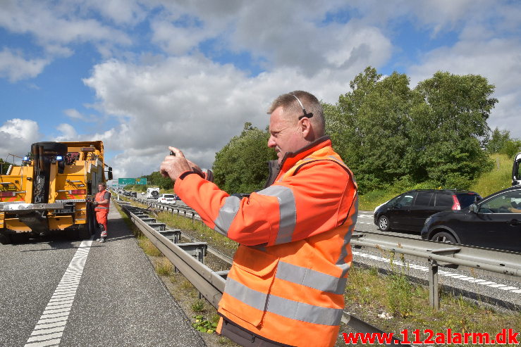 Lastbil væltet på motorvejen. ved Vejle i sydgående spor. 24/07-2020. Kl. 15:08.