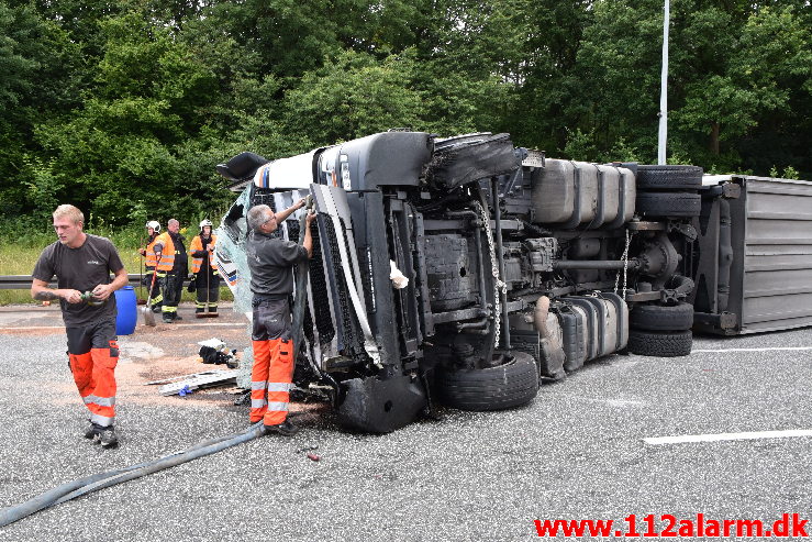 Lastbil væltet på motorvejen. ved Vejle i sydgående spor. 24/07-2020. Kl. 15:08.