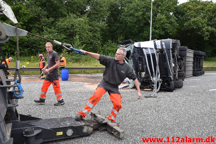 Lastbil væltet på motorvejen. ved Vejle i sydgående spor. 24/07-2020. Kl. 15:08.