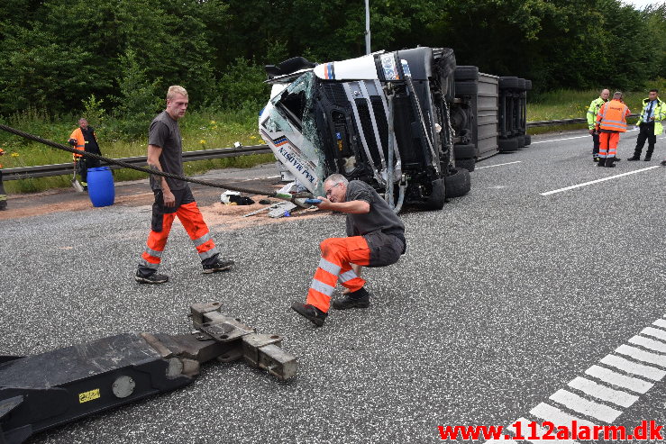 Lastbil væltet på motorvejen. ved Vejle i sydgående spor. 24/07-2020. Kl. 15:08.