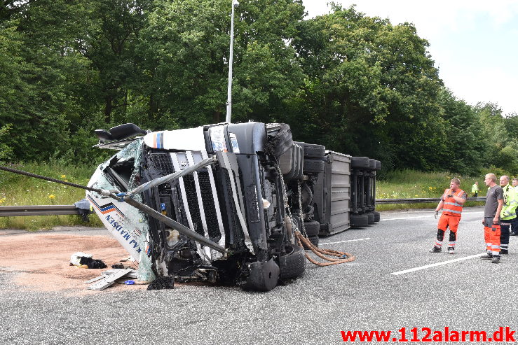 Lastbil væltet på motorvejen. ved Vejle i sydgående spor. 24/07-2020. Kl. 15:08.