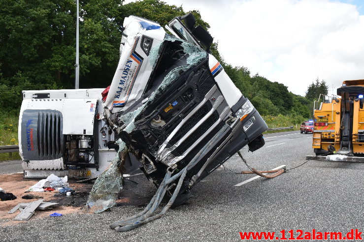 Lastbil væltet på motorvejen. ved Vejle i sydgående spor. 24/07-2020. Kl. 15:08.