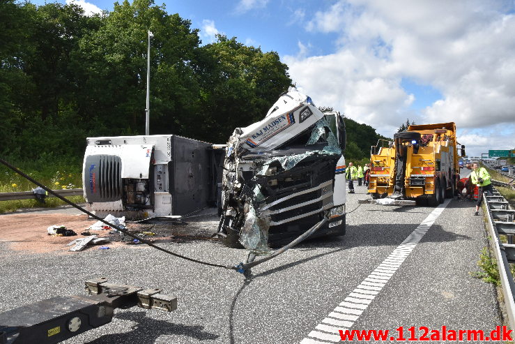 Lastbil væltet på motorvejen. ved Vejle i sydgående spor. 24/07-2020. Kl. 15:08.